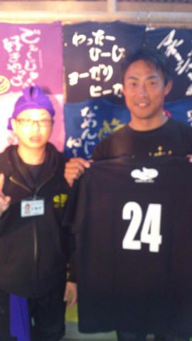 阪神タイガースの桧山選手が、春キャンプの合間に琉球村店にTシャツを作りに来て下さいました！
あつかましく背中の目立つ所にコスミックのロゴを入れさせてもらいました♪
